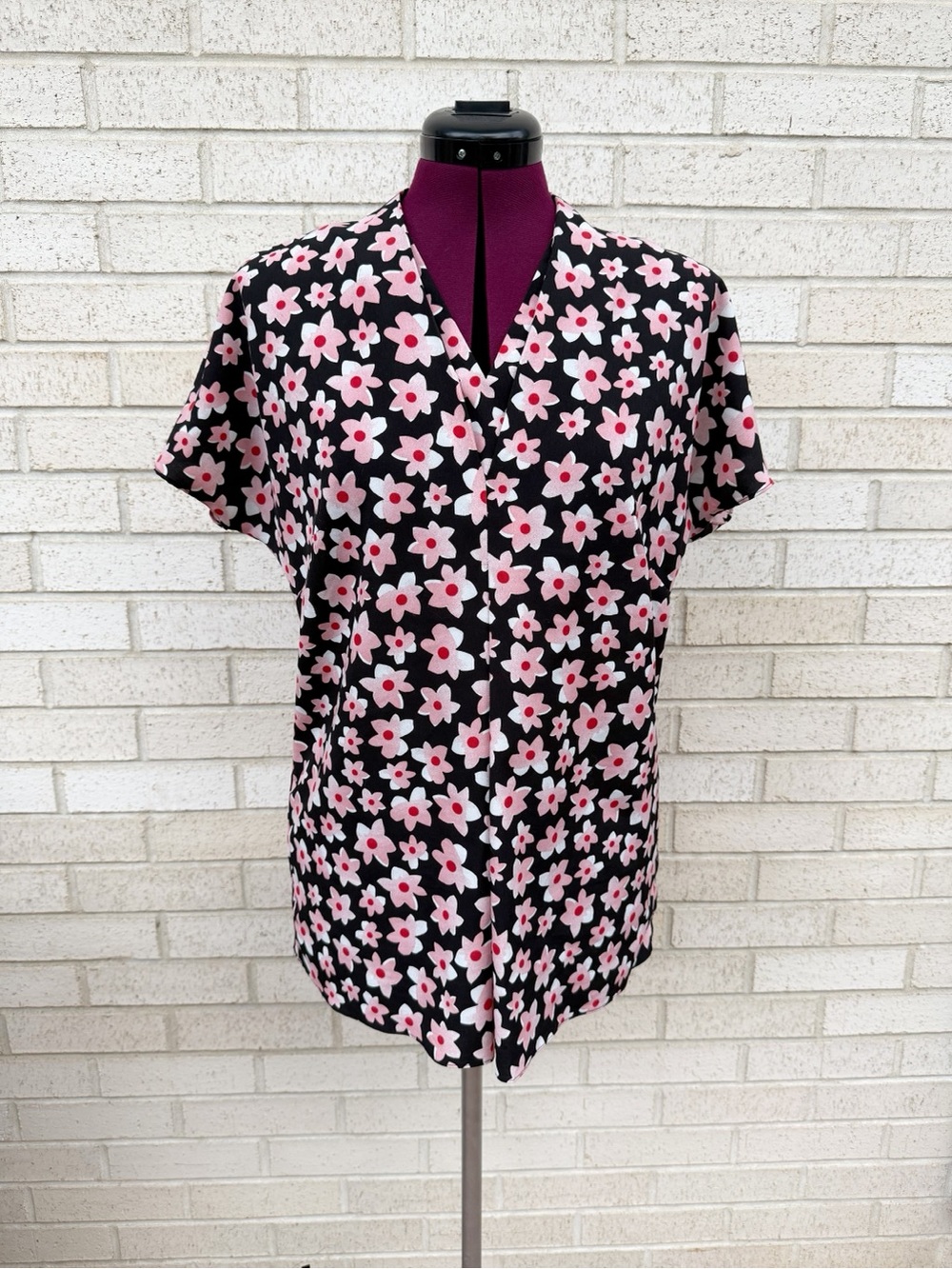 CAbi Black Pink Floral Blouse Top Short Sleeve V-Neck Size Small